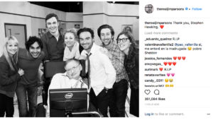 Jim Parsons con Stephen Hawking