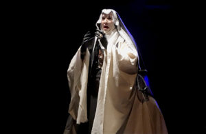 Luis Huitrón como María Bárbara en Las Meninas: Esposas (desesperadas) de Cristo.