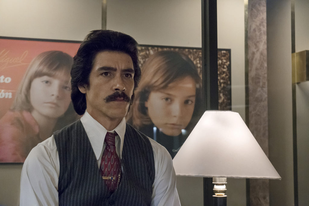 Oscar Jaenada en la serie de Luis Miguel de Netflix.