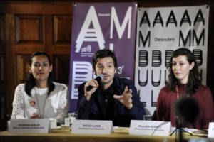 Roxana Alejo y Paulina Suárez con Diego Luna.