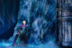 Caissie Levy como Elsa en el musical de Frozen.
