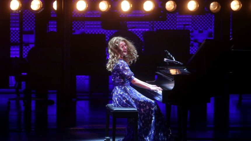 Así se escucha Melissa Benoist como Carole King