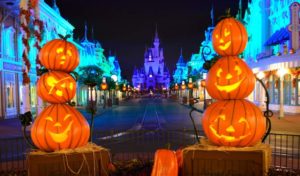 Así decoran Disneyland y Disneyworld en Halloween.