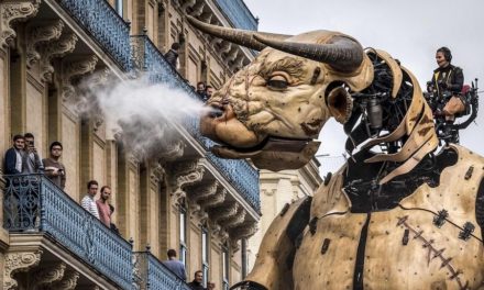 Que impresión con el Minotauro gigante teatral de Francia