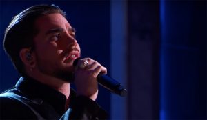 Adam Lambert canta Believe en homenaje a Cher