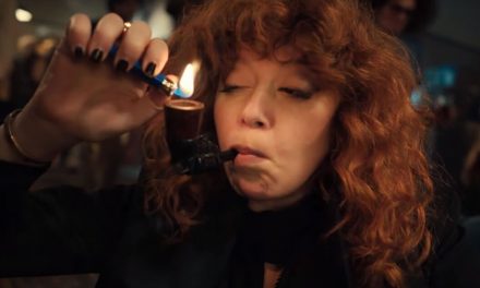 Natasha Lyonne no puede escapar de morir en Russian Doll