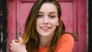 Victoria Pedretti será Love en la segunda de You