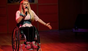Ali Stroker, de Glee a Broadway y ahora por el Tony