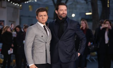 Taron Egerton cantó en el show de Hugh Jackman