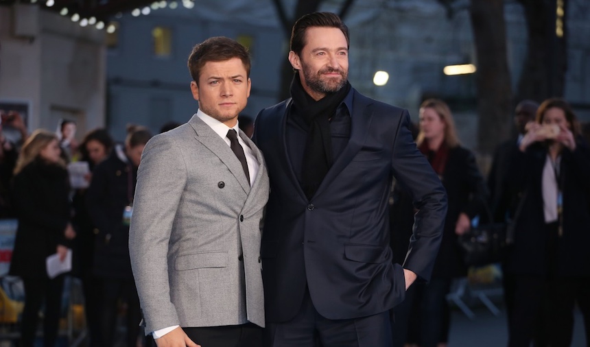 Taron Egerton cantó en el show de Hugh Jackman