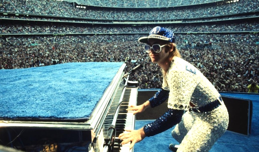 La verdadera presentación de Elton en traje de béisbol