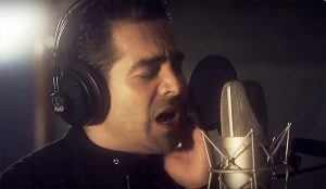 Omar Chaparro cantando como Pedro Infante