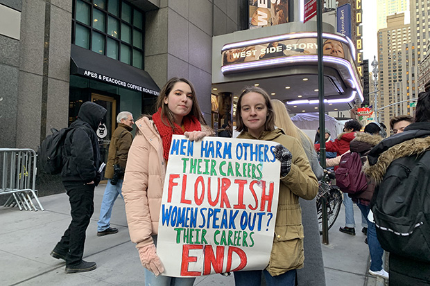 Manifestantes afuera de West Side Story en Nueva York