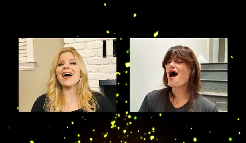 Idina Menzel y Megan Hilty cantan For Good