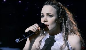 La voz detrás de Rachel McAdams en Eurovision de Netflix