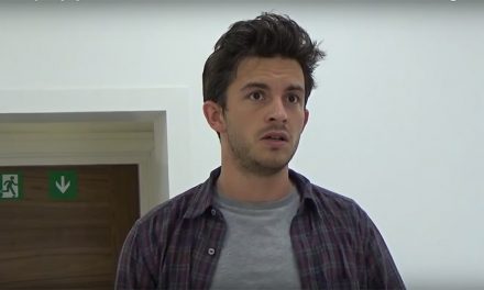 Escucha a Jonathan Bailey de Bridgerton cantar The Last 5 YeARS