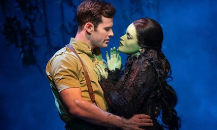 Elphaba y Fiyero celebran el regreso de wicked en tv