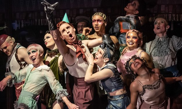 ¿Qué está diciendo la crítica de Cabaret en Broadway?