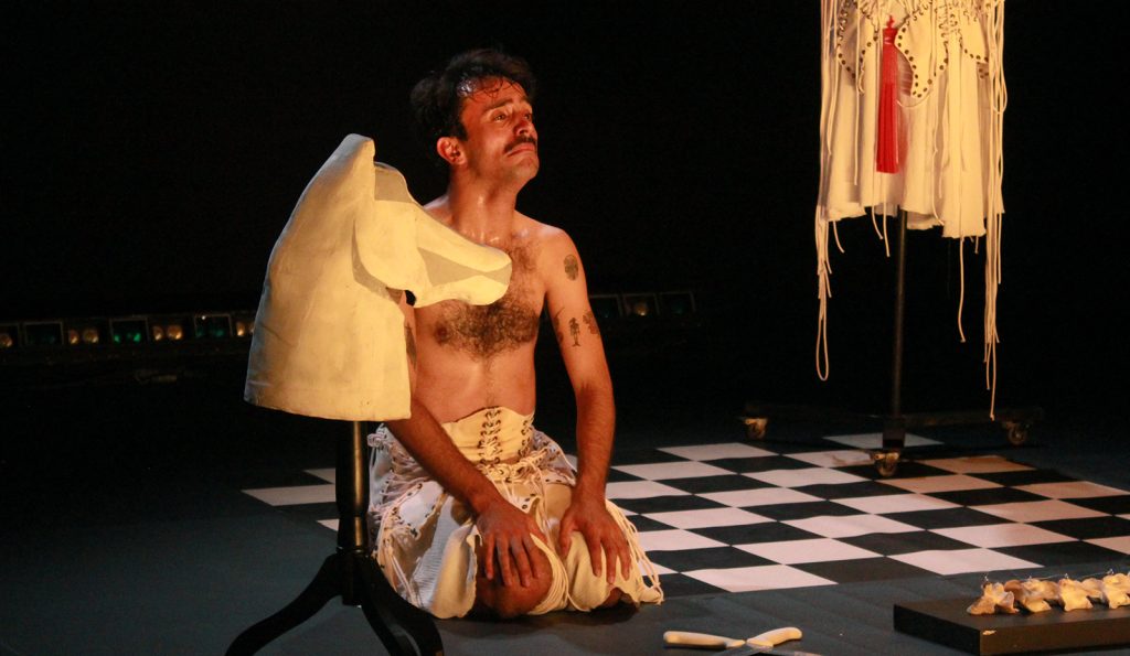 Vértebra, obra de teateo de Felipe Alfaza