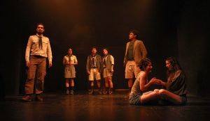 En La Noche El Agua Se Agita Furiosamente