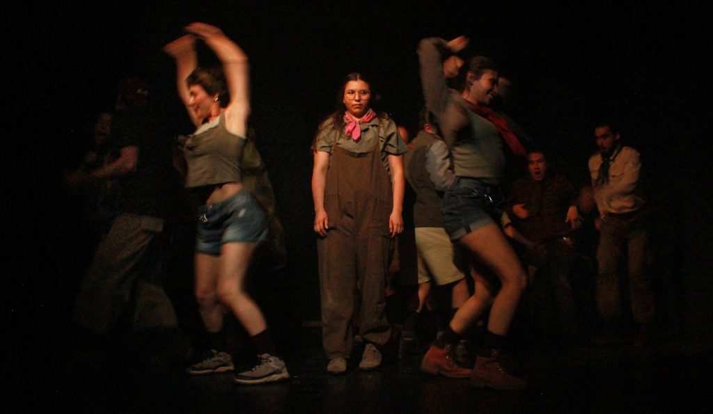 En la noche el agua se agita furiosamente