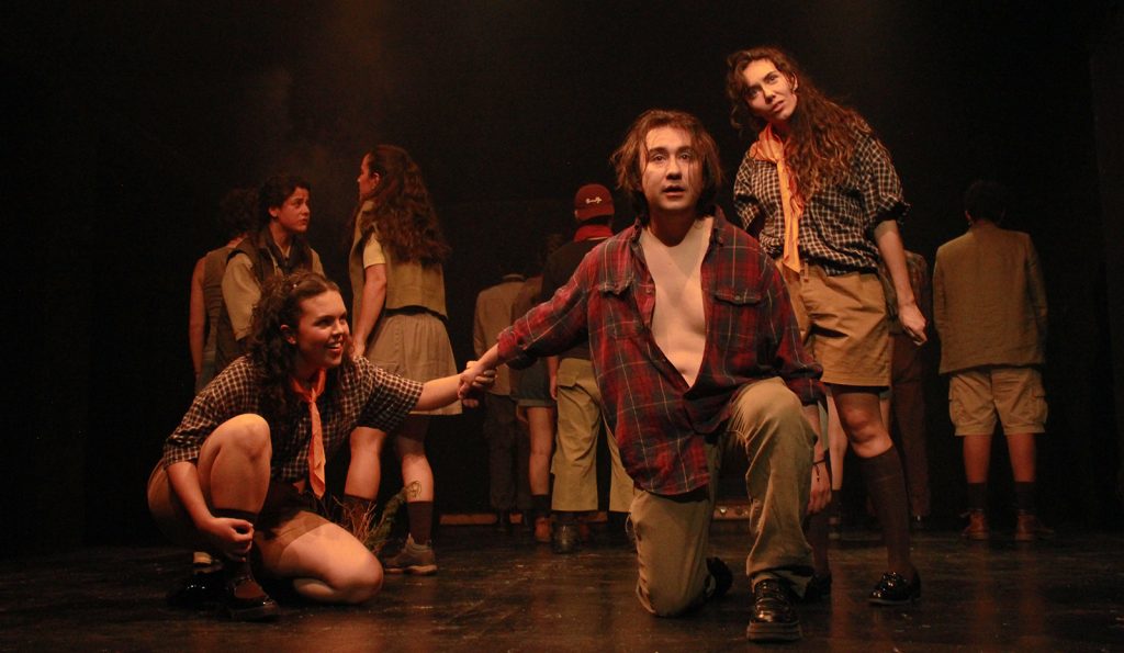 En la noche el agua se agita furiosamente