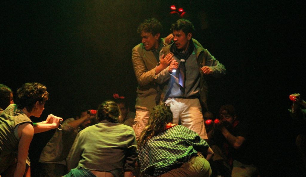 En la noche el agua se agita furiosamente