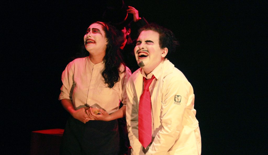 Un Show De Idiotas