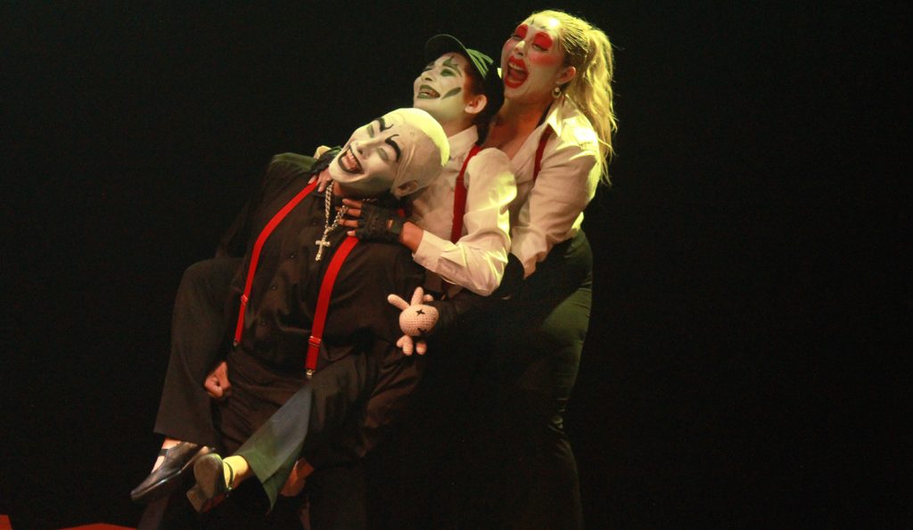 Un Show De Idiotas