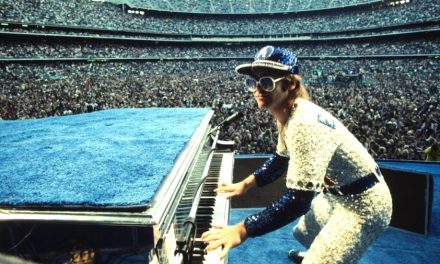 La verdadera presentación de Elton en traje de béisbol