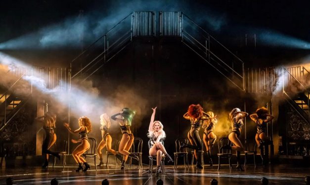 ¿Qué está diciendo la crítica de Burlesque, el Musical?